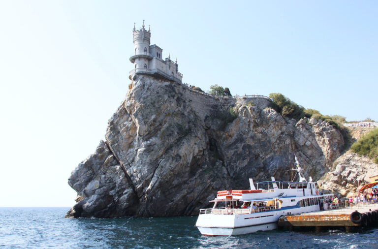 Экскурсия морская прогулка к Ласточкиному гнезду